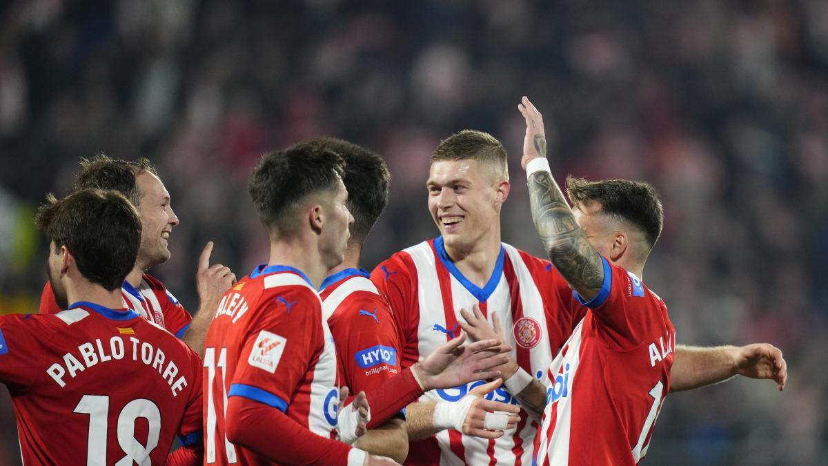 ⚔️[Tertulia] En marcha la tertulia de <a href="/LaRondaradio/">La Ronda</a> de hoy con:

👉 <a href="/jreguant/">Joel Reguant</a> 
👉 <a href="/GenisChB/">Genís Chaqués Ballús</a> 

📋Las victorias del Barça y el Madrid en Copa, la lesión de Íñigo Martínez y... ¡el gran momento del Girona!

📻<a href="/radiomarcabcn/">Radio Marca Barcelona. La Radio del Deporte ⚽</a>
▶️radiomarcabarcelona.com/directo