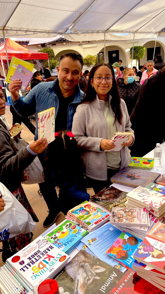 profe_c's tweet photo. @CFTunion @AFTunion @jjramz Fostering the love of reading w/ one book at a time part of the @AFTunion Reading Opens the World literacy initiative. Students &amp; families walked away w/ a #diverse #Bilingual book @FirstBook #SolutionsforKids https://t.co/2GCUyazUPm