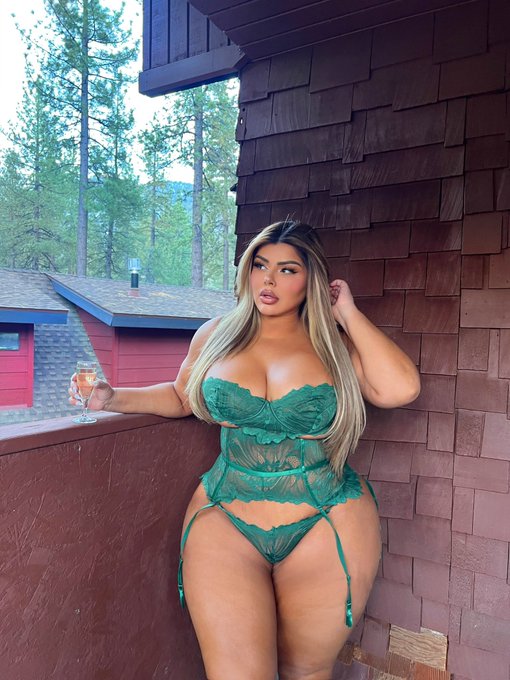 Talk to me nice ✨  https://t.co/uPlraYBnq4 https://t.co/oGGTEDWz1E