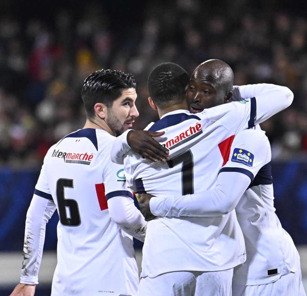 Rumbo a la siguiente ronda! ✈️🏆🇫🇷 Enhorabuena al @us_revel y a su afición por haber llegado hasta aquí. Gracias también a todos los parisinos que se desplazaron para vernos. 🔴🔵 #AllezParis