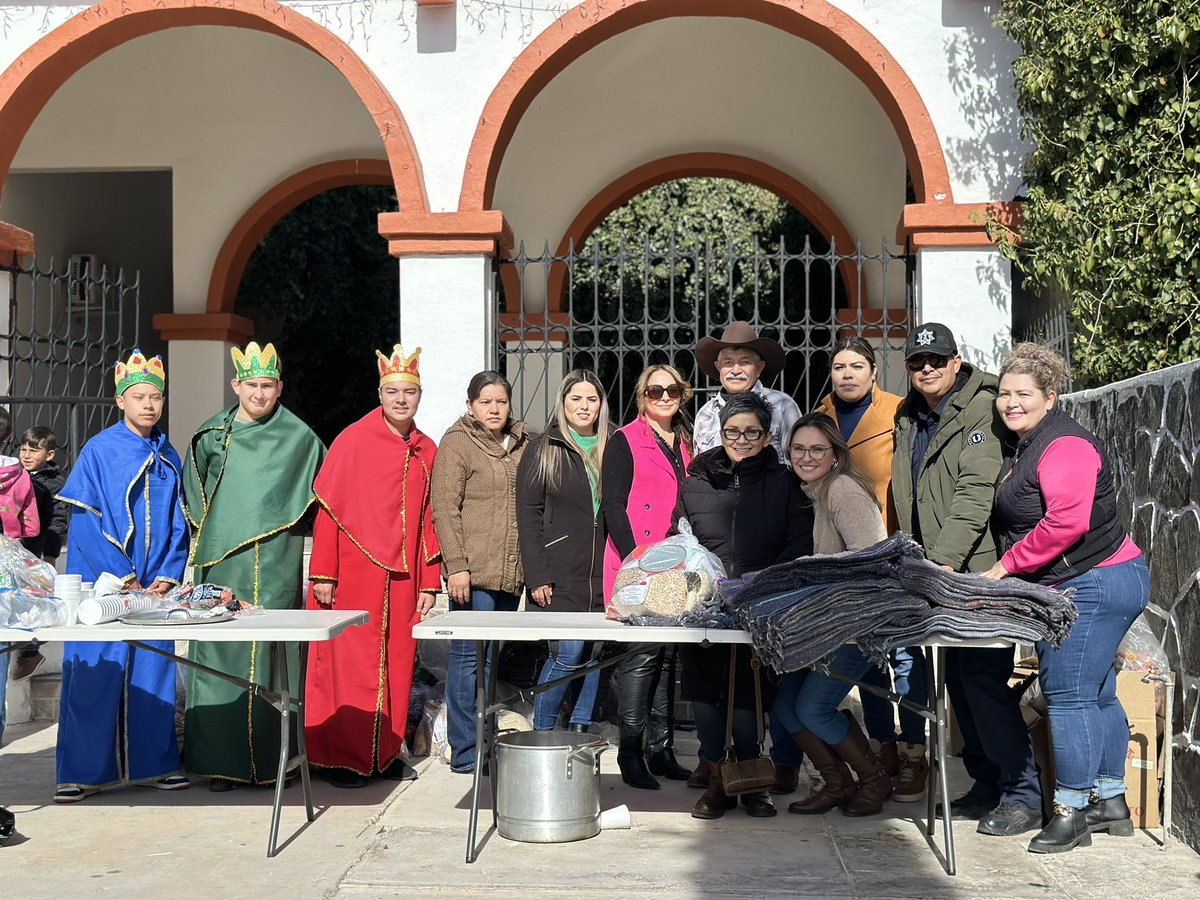 El día de ayer me sume junto al Alcalde de Santa Cruz Rene Peralta y su equipo de trabajo, al festejo de día de Reyes en donde convivimos y compartimos apoyos entre adultos y niños. Seguimos trabajando por nuestro distrito. #AzaliaGuevara #SantaCruz #Porunmejormañana