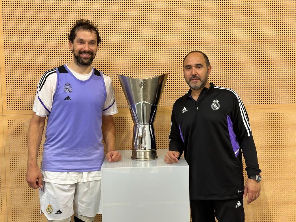 Oh capitán, mi capitán! Enhorabuena, <a href="/23Llull/">Sergio Llull</a> !!!
Increíble lo que has hecho hasta ahora y lo mucho que aún te queda por dar al <a href="/RMBaloncesto/">Real Madrid Basket</a>.
Un honor y una suerte para mi, poder coincidir contigo y disfrutar a tu lado. ❤️