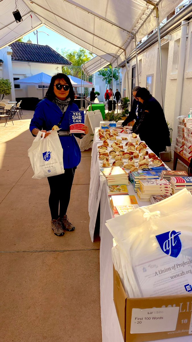 profe_c's tweet photo. @CFTunion @AFTunion @jjramz @FirstBook Celebrating día de Reyes! W/ a community event for the whole family. Parents received information on the requirements to become a U.S. Citizen while kids took a book home &amp; piece of Rosca 📚 🍞 @AFTunion @CFTunion https://t.co/swG4CcjECh