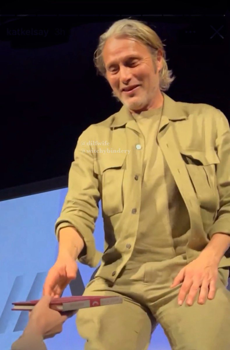 witchybindery's tweet image. Hi I gave Mads a hand bound script book of Mizumono and WotL and almost passed out and it was amazing and he SHOOK MY HAND AFTER! 🫠 Thank you so much @dilfwife for getting the video! The whole day was unreal 😭🫰🏻