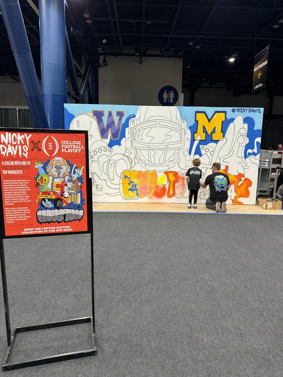 CLCBrands's tweet photo. So fun to partner with @CFBPlayoff and local artist @_NickyDavis for an interactive art installation at CFP Fan Central as well as unique Houston-themed merchandise specially designed for the Championship. https://t.co/7BWVrpT2yR