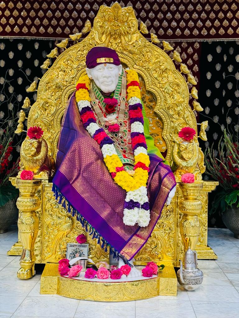shirdisaissp's tweet photo. Guru Brahma Guru Vishnu Guru Devo Maheshwara Guru Sakshat Param Brahma Tasmai Shri Gurave Namah 
🙏🙏 OM SAI - SRI SAI - JAI JAI SAI 🙏🙏
 Darshan from #shirdisaiparivaar https://t.co/qdSot02wzY