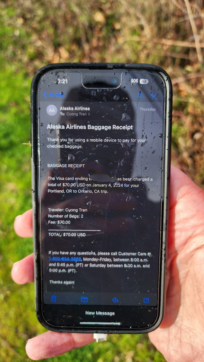 SeanSafyre's tweet image. Found an iPhone on the side of the road... Still in airplane mode with half a battery and open to a baggage claim for #AlaskaAirlines ASA1282 Survived a 16,000 foot drop perfectly in tact!
When I called it in, Zoe at @NTSB said it was the SECOND phone to be found. No door yet😅