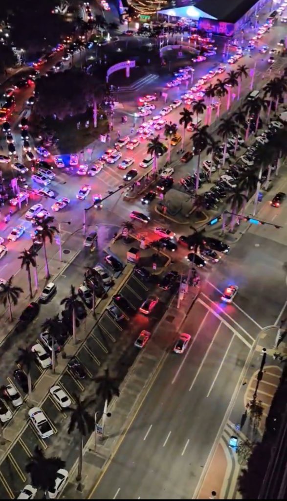 Impresionantes imágenes para el inicio de 2024.
Por un lado esta la crítica de lo mucho que estamos conectados al teléfono y por otro, cuando supuestamente aparece un alien en un mall de Bayside Miami, los únicos videos que tenemos son de un par de usuarios desde un edificio.