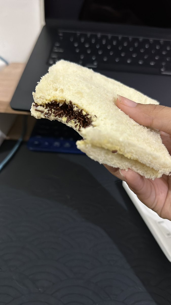 roti mentega dan mesis emang terbaik bgt fess 🤚🏻