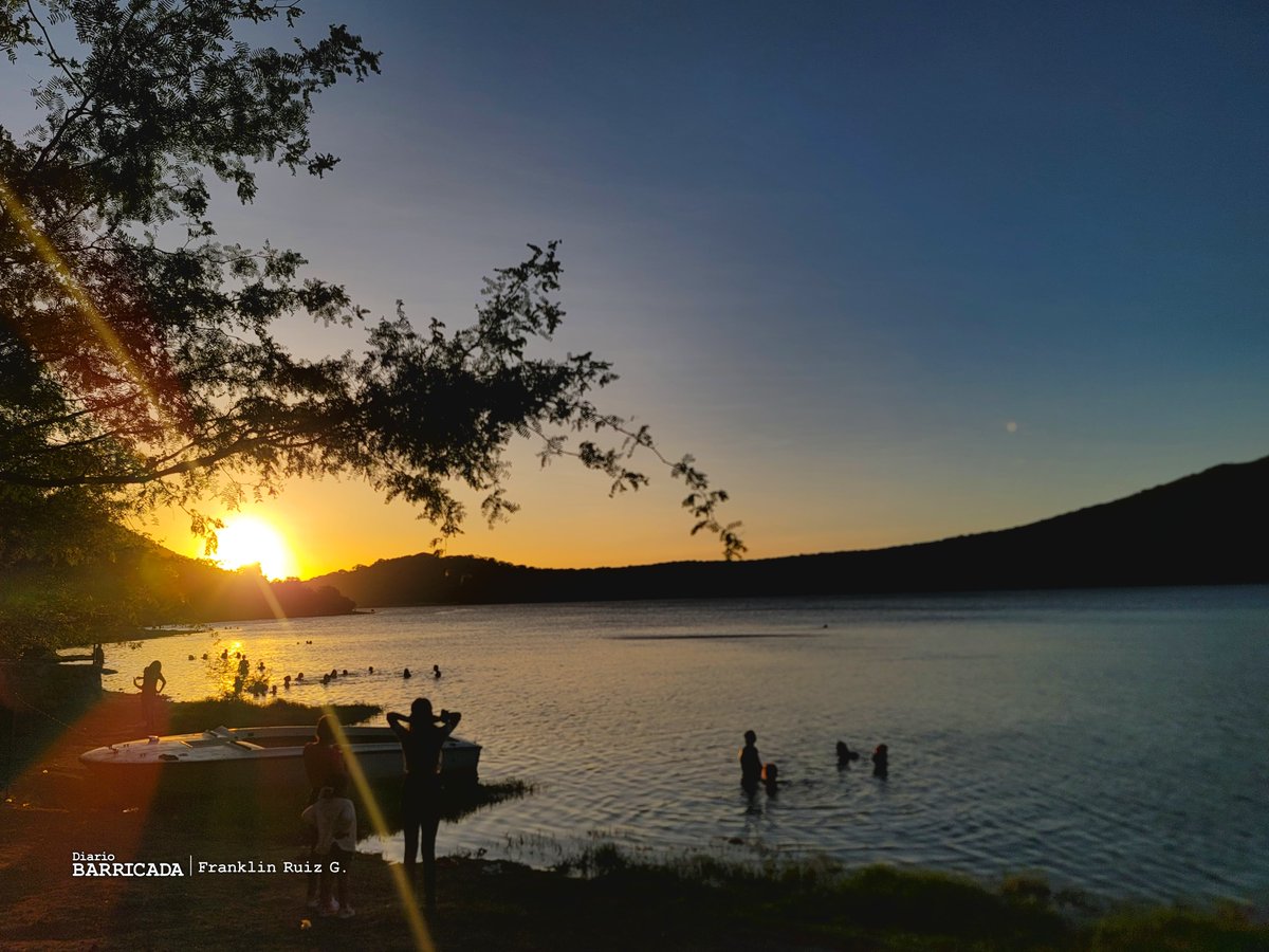 🔰Atardecer en la laguna de Xiloa 🌆🌇

#Nicaragua