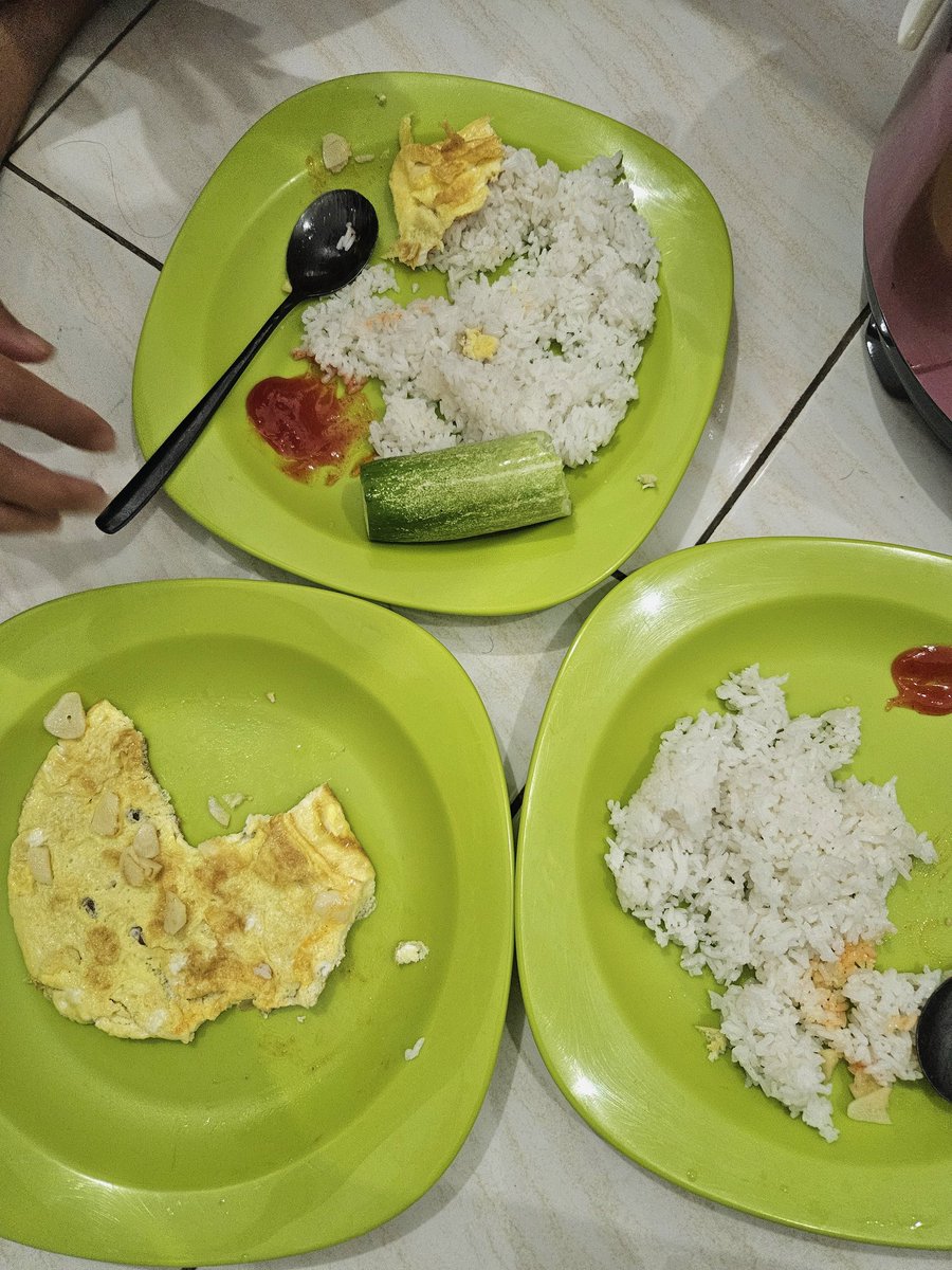sarapan pagi, punya suami enak banget gak banyak minta cuma sarapan telor dadar dan mentimun aja😬