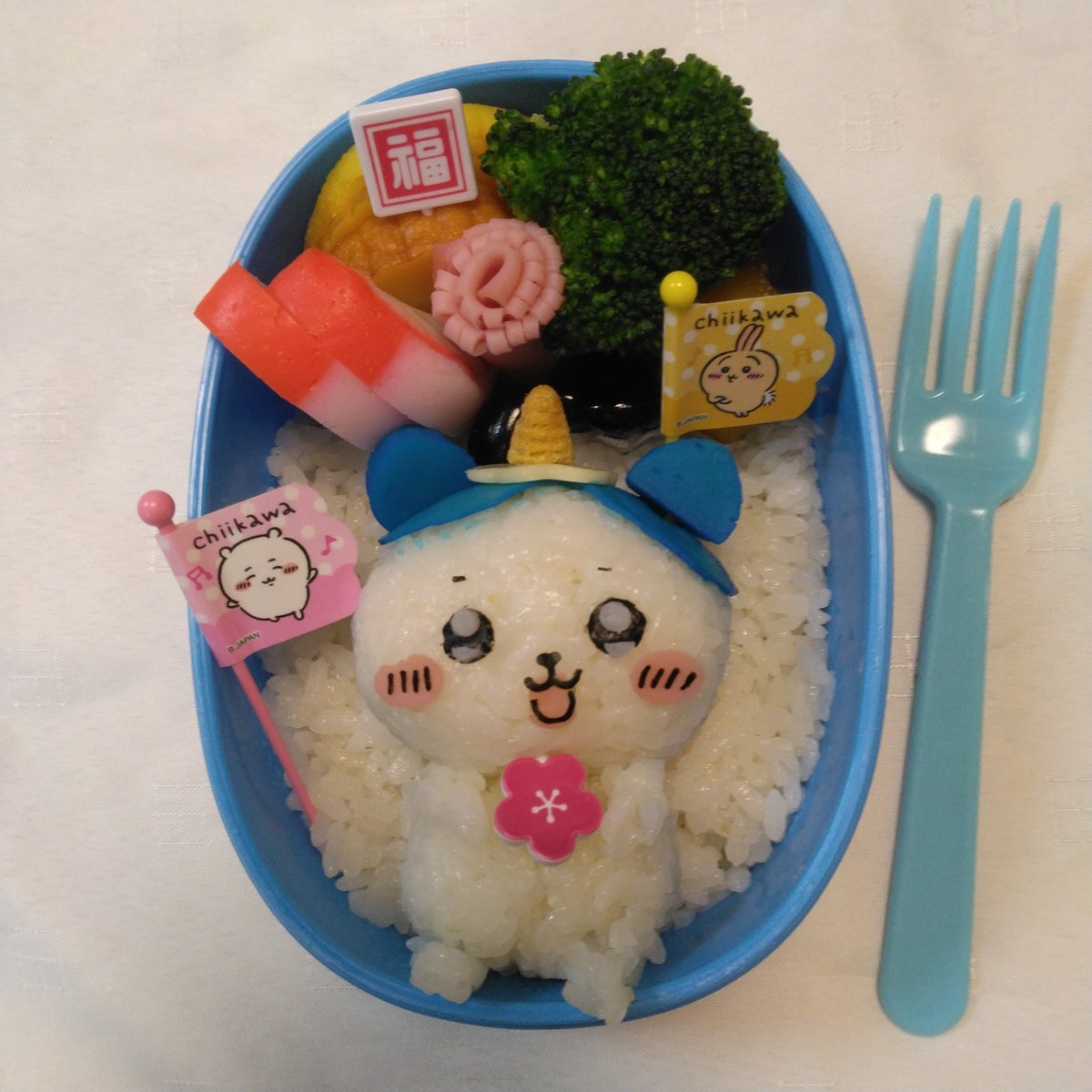 tomatomamagohan's tweet photo. #アメブロ   #お弁当

月曜日、今週も始まりました

よろしくお願いします

週の始まりは、大好きなハチワレちゃん️🩵🩷
可愛く出来たかも

1/8(月)
ちいかわ(ハチワレちゃん)おにぎり弁当〖キャラ弁〗左足が崩れてたー🥲︎ https://t.co/F72c2uIfQt