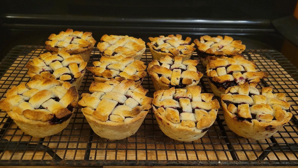 Let's celebrate #nationalpieday by flooding social media with our #haskappie. Big or small, don't forget to tag us so we can see your delicious creations!
#haskappie #haskapyum #haskaprecipe #nationalpieday #haskapontario