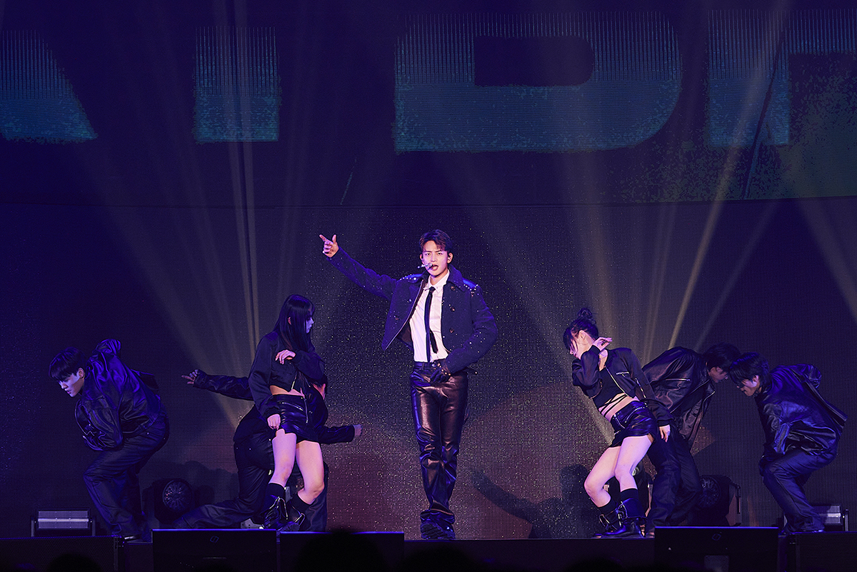 SMTOWNGLOBAL's tweet photo. 샤이니 민호, 첫 팬 콘서트 성황리에 마치며 새해 포문 열었다!

“여러분이 있기에 제가 있고, 언제나 여러분이 제 희망이다.” 진심 어린 소감 

민호의 감성적인 피아노 연주가 더해진 오프닝 곡 ‘놓아줘(Chase)’, 힙한 스타일링과 퍼포먼스가 돋보인 ‘Retro’, 달콤하면서도 댄디한 무드의 신곡 ’Stay for a night’ 등 다양한 무대 선보여…

다채로운 무대와 함께 알찬 코너, 감각적인 VCR까지 뜨거운 호응 얻어냈다! 

SHINee Minho wraps up successful the first fan concert <Multi Chase>, kicking off the new year with a bang!

"Because of all of you, I exist, and you are always my hope" sincere sentiments shared.

The opening song ‘놓아줘 (Chase)’ with MINHO’s emotional piano performance, ‘Retro’ shined with his hip styling and outstanding performance, additionally, he presented a sweet and dandy mood with his new song 'Stay for a night.'

With diverse stages, meaningful talking sessions, and stylish VCRs, he garnered a fervent response, making the concert a hit!

https://t.co/y87IYvDiM4 

#MINHO #민호 #ミンホ #SHINee #샤이니
#FANCON #BESTCHOIS #MULTICHASE
#Stayforanight #MINHO_Stayforanight