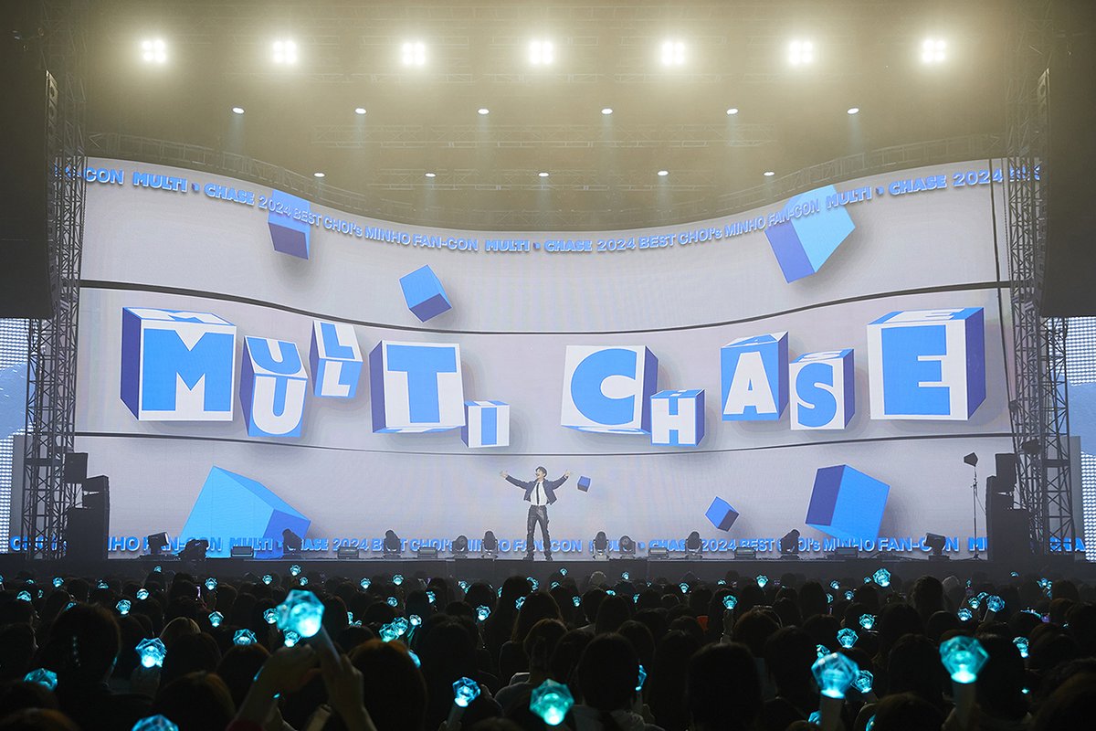 SMTOWNGLOBAL's tweet photo. 샤이니 민호, 첫 팬 콘서트 성황리에 마치며 새해 포문 열었다!

“여러분이 있기에 제가 있고, 언제나 여러분이 제 희망이다.” 진심 어린 소감 

민호의 감성적인 피아노 연주가 더해진 오프닝 곡 ‘놓아줘(Chase)’, 힙한 스타일링과 퍼포먼스가 돋보인 ‘Retro’, 달콤하면서도 댄디한 무드의 신곡 ’Stay for a night’ 등 다양한 무대 선보여…

다채로운 무대와 함께 알찬 코너, 감각적인 VCR까지 뜨거운 호응 얻어냈다! 

SHINee Minho wraps up successful the first fan concert <Multi Chase>, kicking off the new year with a bang!

"Because of all of you, I exist, and you are always my hope" sincere sentiments shared.

The opening song ‘놓아줘 (Chase)’ with MINHO’s emotional piano performance, ‘Retro’ shined with his hip styling and outstanding performance, additionally, he presented a sweet and dandy mood with his new song 'Stay for a night.'

With diverse stages, meaningful talking sessions, and stylish VCRs, he garnered a fervent response, making the concert a hit!

https://t.co/y87IYvDiM4 

#MINHO #민호 #ミンホ #SHINee #샤이니
#FANCON #BESTCHOIS #MULTICHASE
#Stayforanight #MINHO_Stayforanight