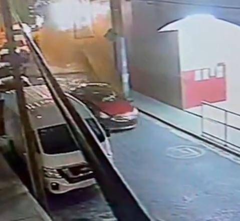 Replica_Tweets's tweet photo. #Oaxaca Haber @FMartinezNeri y @SSPC_GobOax nuevamente un asalto en el centro de la ciudad de #oax; ahora en la calle de #crespo. Las policías son unas caricaturas
Nuevamente aparece un #autorojo, como el asalto en la calle de La Unión, dónde asaltaron a una pareja.
#HaganAlgo https://t.co/TyhtO1NO4b