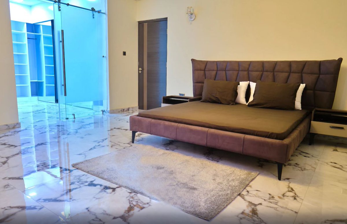 dott_stays's tweet image. Say #Hello to this #Luxurious #5bed #villa in #Accra, #5mins from the #beach. This Luxurious #home also has #4receptionrooms, #5bathrooms &amp;amp; a #chefs kitchen with a separate kitchenette.

To book or enquire, quote Ref: EX/LAV👉buff.ly/3wJhaYE

#Africahomes #holidayhome