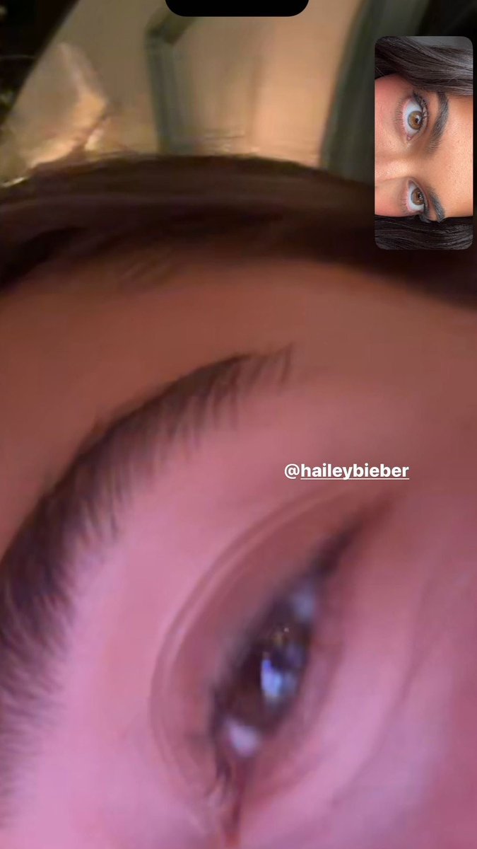benobiebs's tweet photo. kylie jenner negándole una foto a selena gómez en los #GoldenGlobes no pudo ser más humillante después de que selena inició un tren de odio hacia ella y hailey bieber, kylie no se dejó de la q tiene papel d víctima, LOVE HER https://t.co/WH88c3nCLo