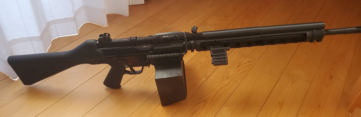 長い銃ってやっぱりかっこいいよね✨

アイアンサイトとバイポッド、フォアグリップ？などが外装上の未実装