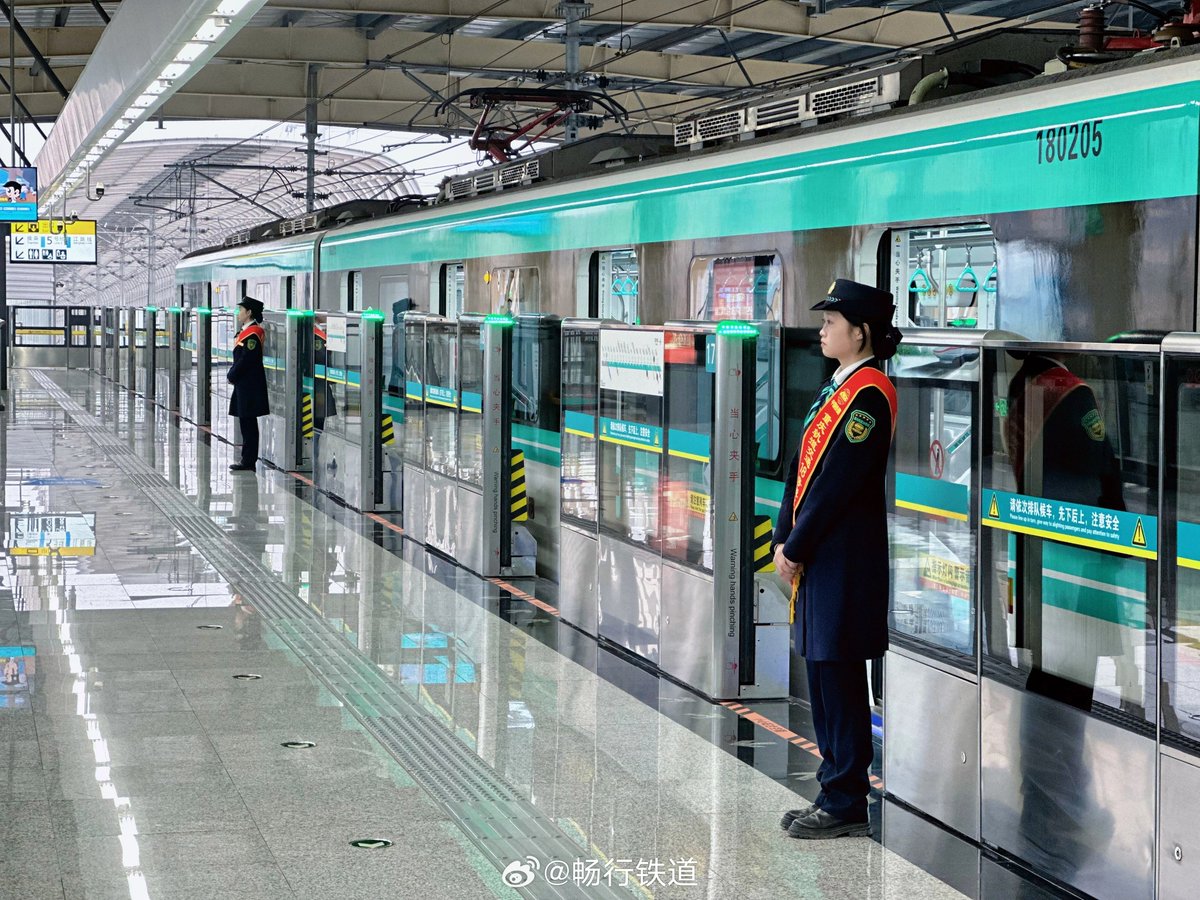 JRUrbaneNetwork's tweet photo. Last month, the west section of Chongqing Metro Line 18 opened. A 29km long 19 station section that using 6 car Type As trains tho platforms are designed for 7 car trains. The line is mostly underground and costs 170 million INT$/km to build. A little🧵on this interesting line. https://t.co/QQ83SJbjW5
