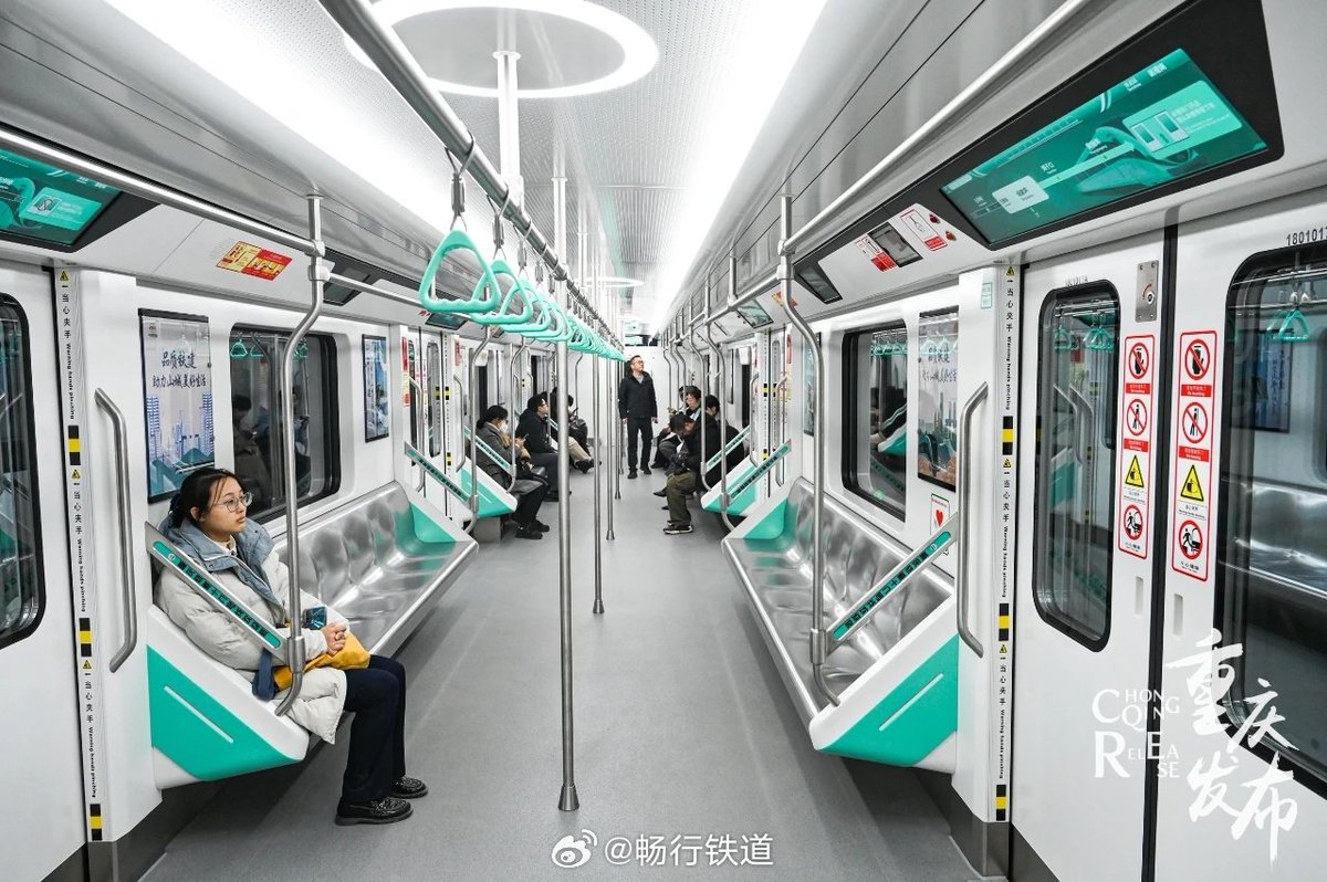 JRUrbaneNetwork's tweet photo. Last month, the west section of Chongqing Metro Line 18 opened. A 29km long 19 station section that using 6 car Type As trains tho platforms are designed for 7 car trains. The line is mostly underground and costs 170 million INT$/km to build. A little🧵on this interesting line. https://t.co/QQ83SJbjW5