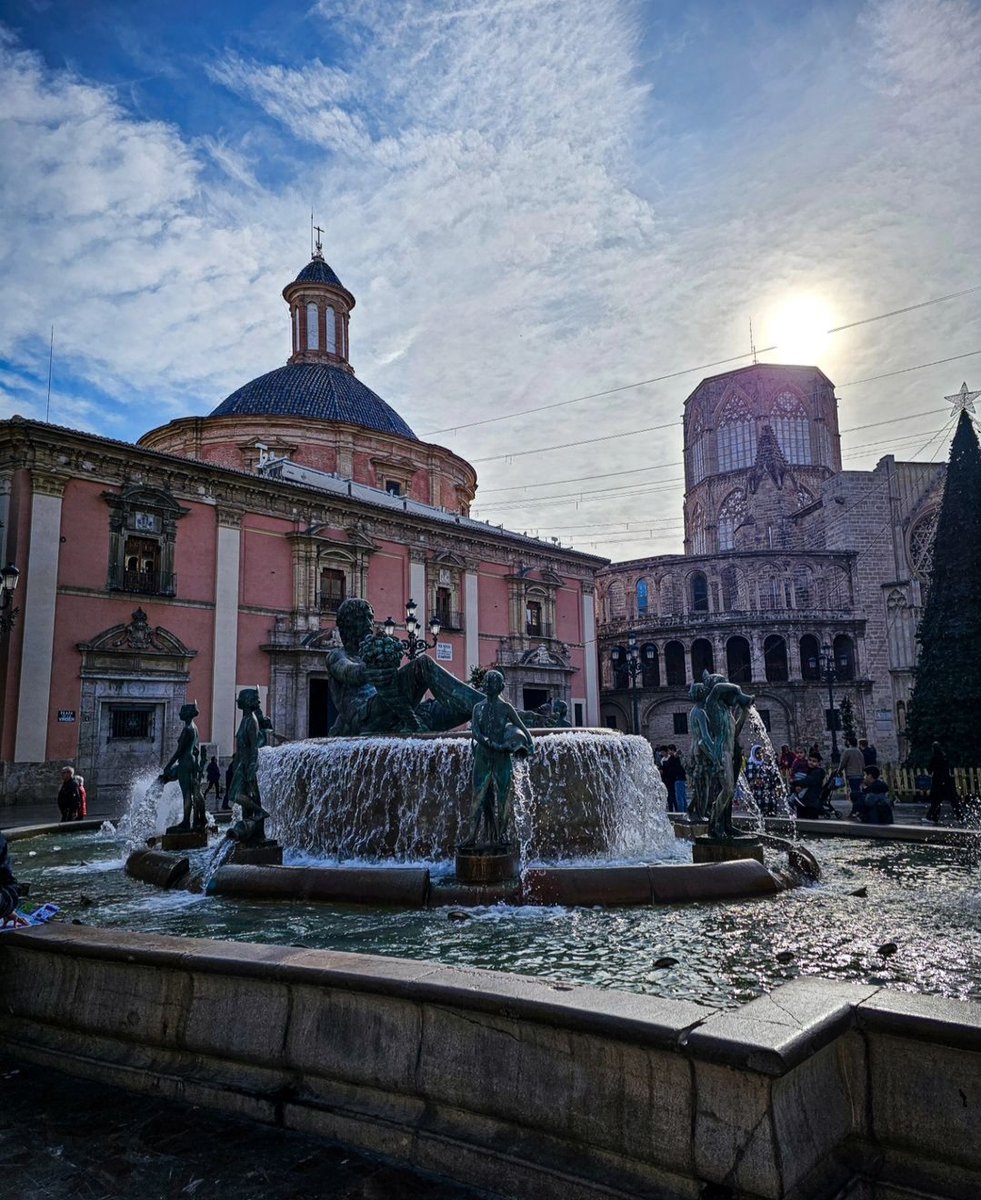 La Valencia que nos enamora ❤️😍.

📍 Plaza de la Virgen , Valencia 🇪🇸.

📸 @ alen_becirovic87 

#Valencia #España #Spain