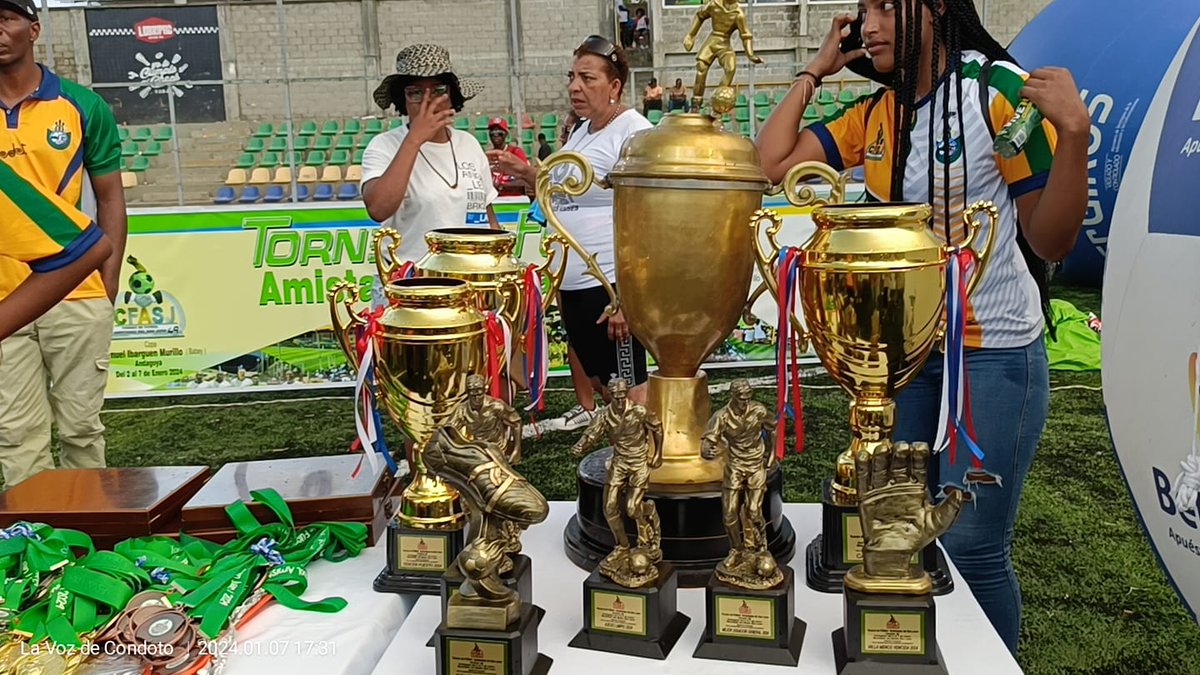 AlcaldiaMsj's tweet photo. Medio San Juan CAMPEÓN del Torneo de Futbol Amistades del San Juan 2024
https://t.co/n3aOz41m9M 
Fotos cortesía de Walter A. Benítez https://t.co/eWGFd71OWq