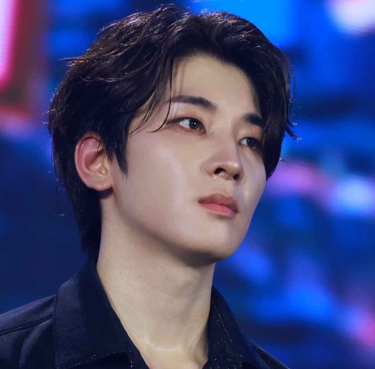 wonwoo’s mua literally booped a highlighter on his nose and it’s the most cutest and ethereal thing ever 😫