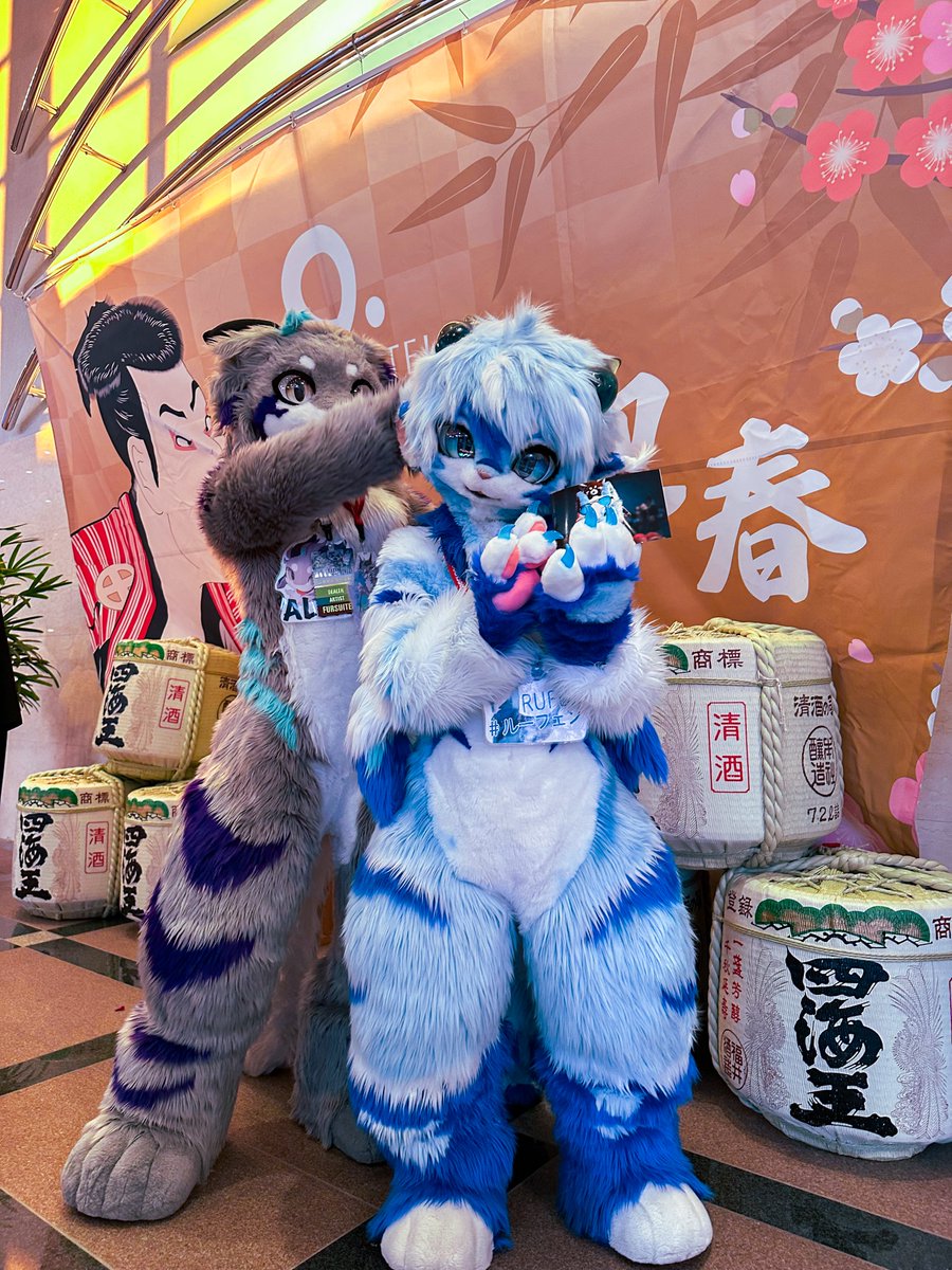 🥰I am very lucky to have a friend to say hello to you and take a group photo for me.🥰 I hope I can see you in person next time😉😉
#kemonoline
#JMof2024 
#JMoF2024で会いましょう