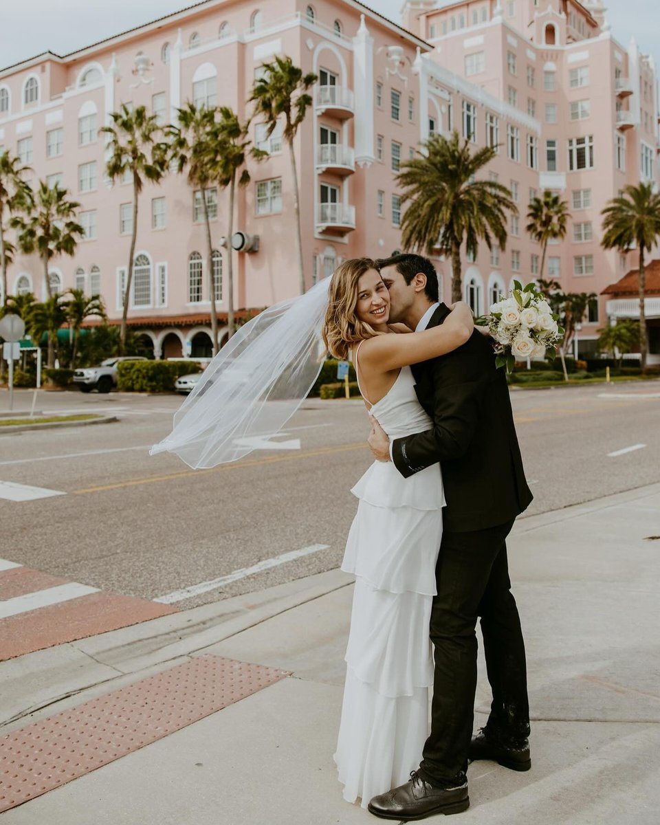 Making our way downtown... 👩‍❤️‍💋‍👨 Come visit us and find your dream dress. Find the store nearest to you & book an appointment here: davidsbridal.visitlink.me/XZnFb_ 👰: @ggoncabas 📸: @janedonovanphotography