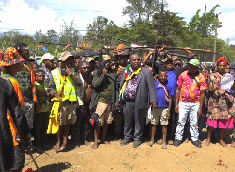 EMTVOnline's tweet image. US-based Papua New Guinean businessman Charlie Waro has taken a bold step in leaving the comfort of the United States ...
#gunsurrender #papuanewguinea #development #emtvnews #emtvonline 
Read more on: emtv.com.pg/heart-for-the-…