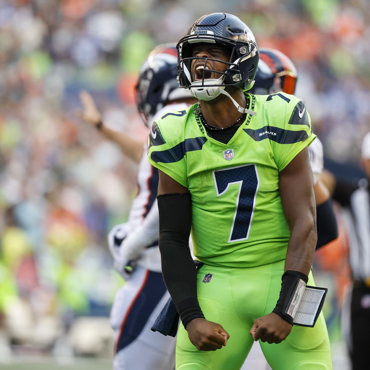 MLFootball's tweet photo. HISTORY: #Seahawks Geno Smith has broken the #NFL record for game winning drives in a single season with 5

🤯🤯🤯

(Via Brain Nemhauser &amp; @hawkmania4) https://t.co/jLoausI6aA