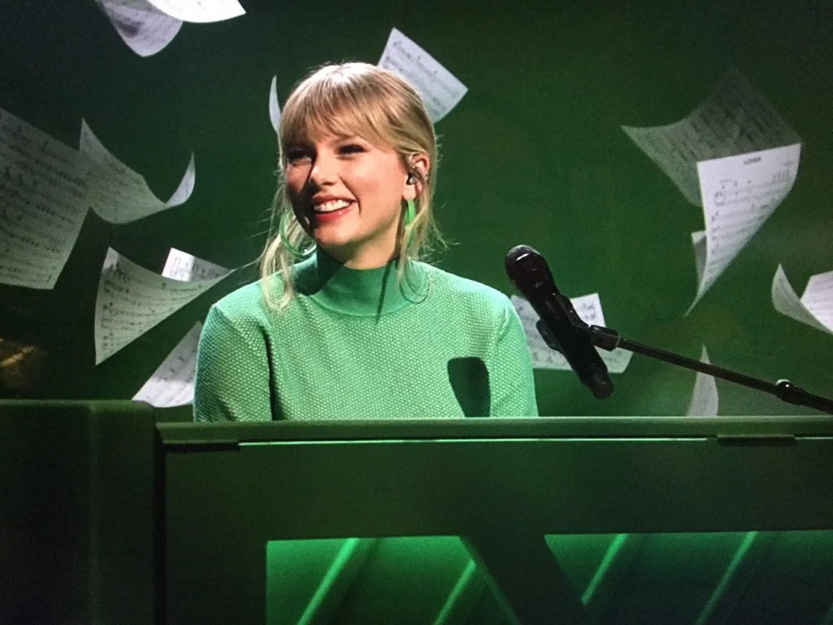 bejeweledcara's tweet photo. she fucking devours green every single time https://t.co/d7GZIMaHST