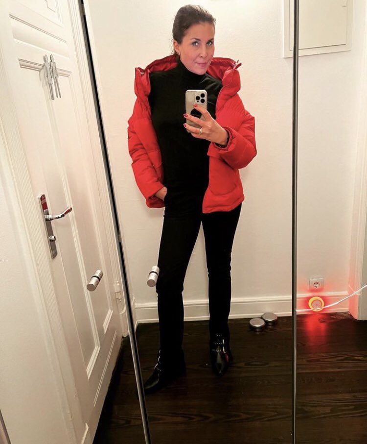 Oip452's tweet photo. Sofa, or let’s go again? Actually I’m more of a sofa type of person.But today it starts https://t.co/iZ3WqJjN5Y strongest motivation: I’m so hungry! Here we go 💃🕺🌸🕺 https://t.co/PFswo5kTtr