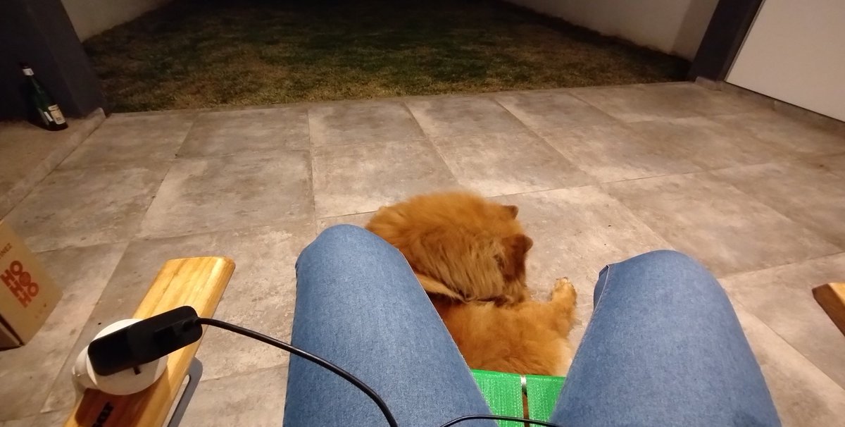 pauvaleG's tweet photo. A veces me pregunto si mi viejo habrá dejado algo en mi.... 

Me acabo de sentar en el patio pero con el alargue para poder cargar el celular y vicear. 

Más Rubén no había 🤣 https://t.co/19PYx9bV3F