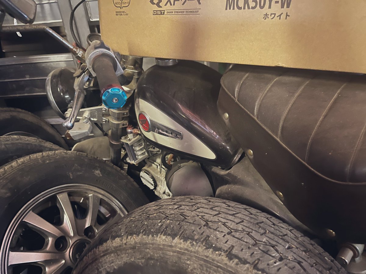 Whiteelimi's tweet photo. コイツも動かさないと🏍️
ダンボールの下敷きに😭

モンキー　Z50

#バイク乗りと繋がりたい 
#バイク好きと繋がりたい https://t.co/r6ISQJUX0J