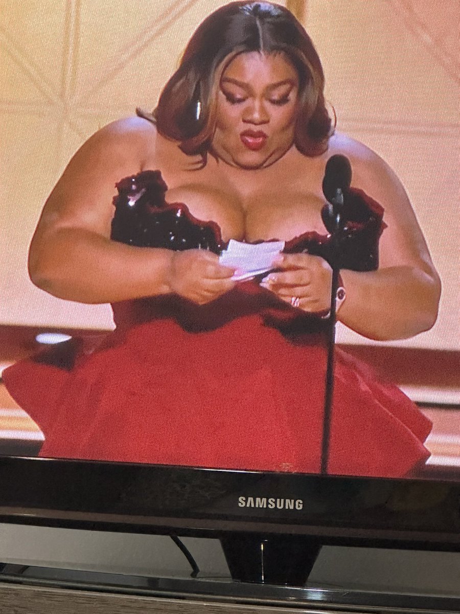 krysecho's tweet photo. A esta mujer se le va a salir algo #GoldenGlobes https://t.co/7KvnUTP1g9