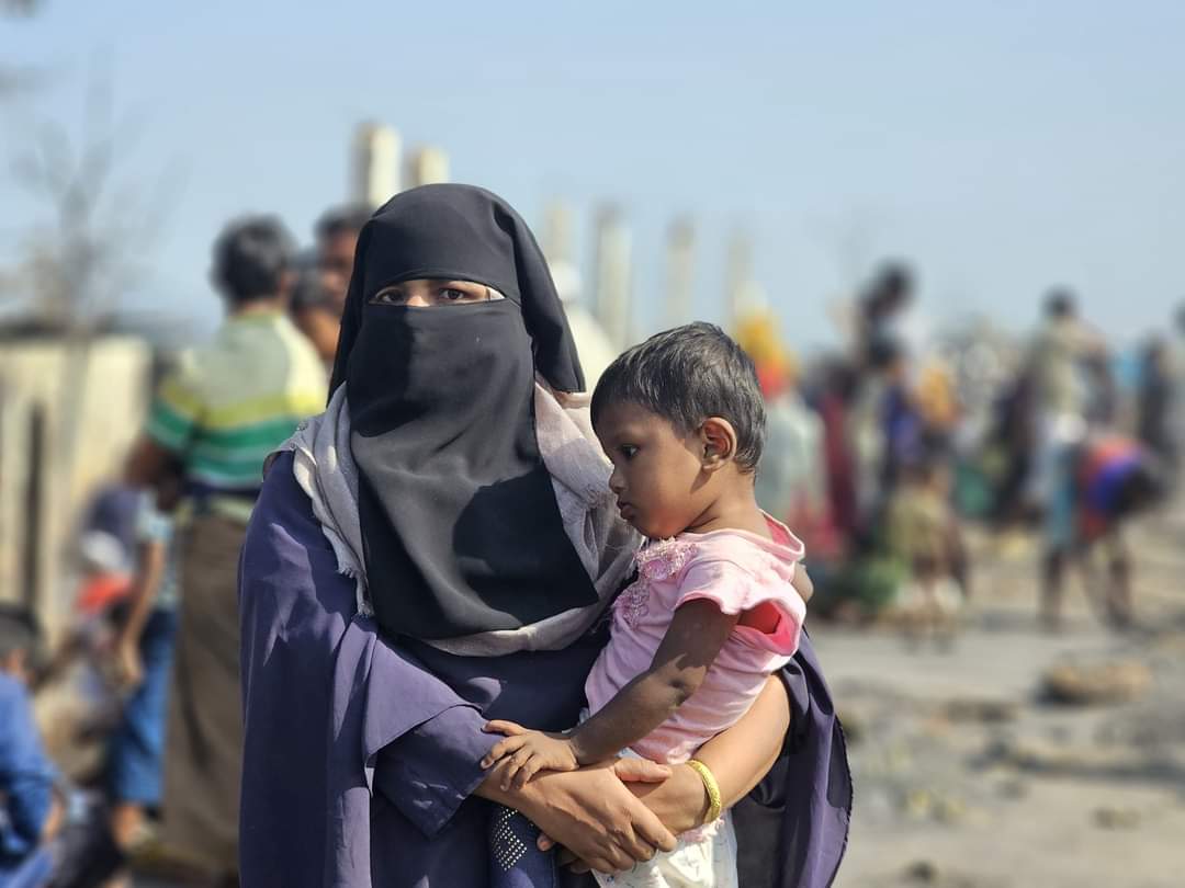 These Rohingya refugee fire victims are in need of basic things such as water, food, clothes and shelters which are essential in order to save lives. In addition, many many kids and elderly people are facing numerous problems with clothes in this winter season..