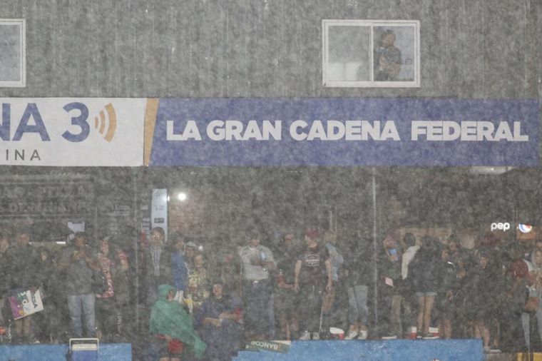 Lluvia y suspensión: las imágenes de la segunda noche de Jesús María ow.ly/xHBm30syVqw