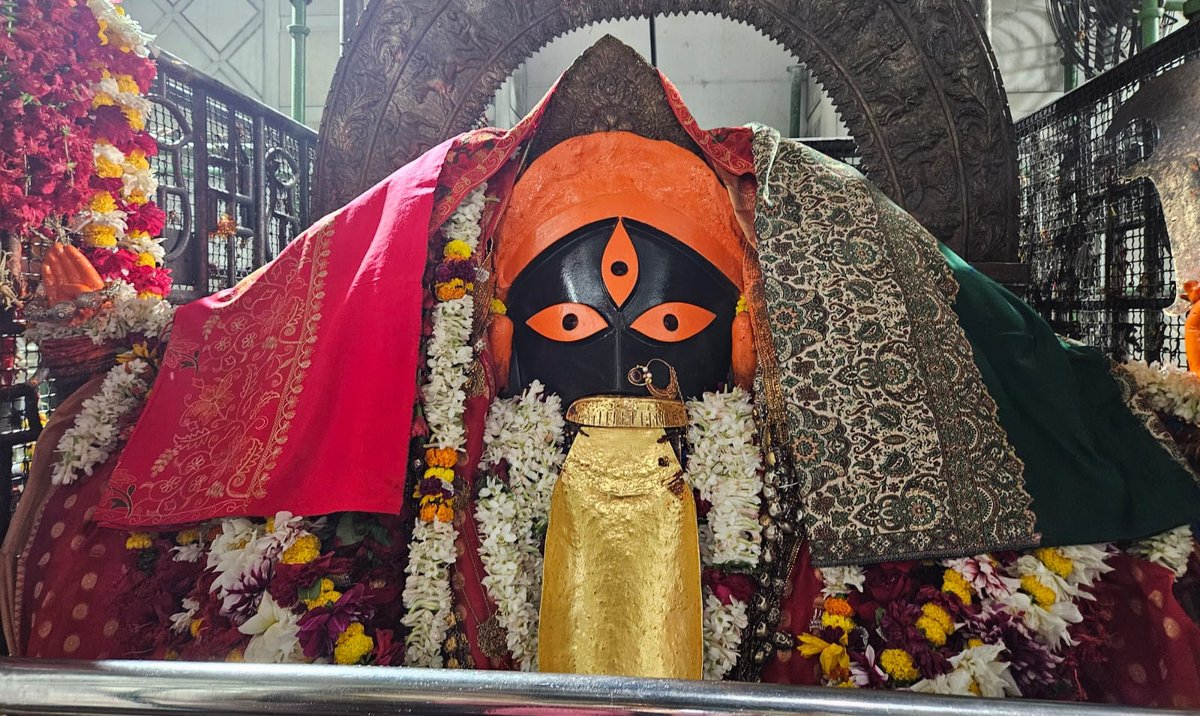 PureAstro2's tweet photo. On the VERY AUSPICIOUS day of #SAPHAL #EKADASHI #PureAstroVeda organized #Shringaar at #MaaKaali #Mandir #Kalighat on behalf of all associated with me.
May #Maa grant safety security good health and prosperity to all
#JaiMaaKaali https://t.co/eBdrQxo37V