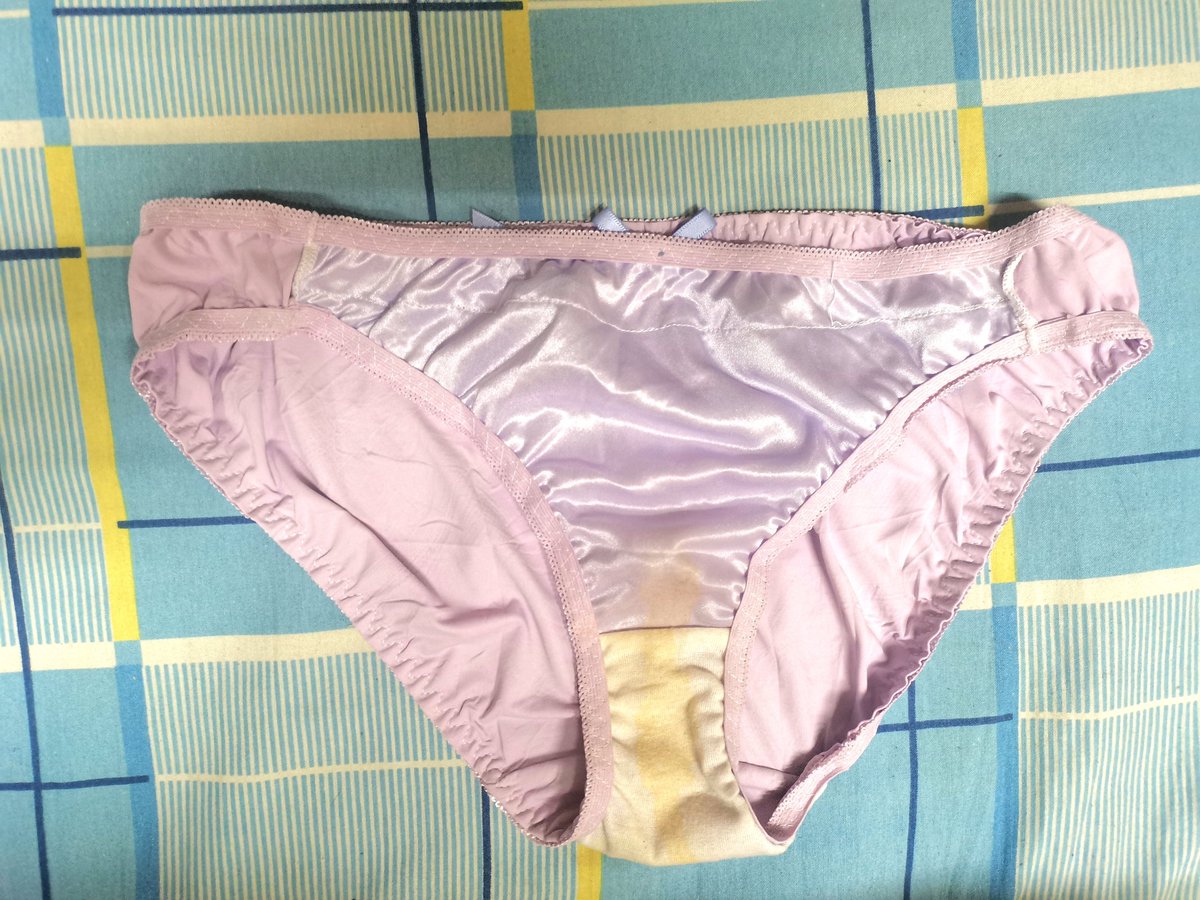 河豚姐的原味内裤，密封冰袋发货，保持原汁原味。
内裤表面被浓郁体香环绕，裆部的痕迹“力透裤背”；翻到内裤内测，裆部全是棕褐色分泌痕迹，但闻上去并不是想象中的重口气味，而是体香味混合着下体的骚味，让人爱不释手。
另外姐姐还送了拍立得照片以及刮刮卡！
今年最后一单~
@yizhihetun88 https://t.co/F7Kbp37Ypp