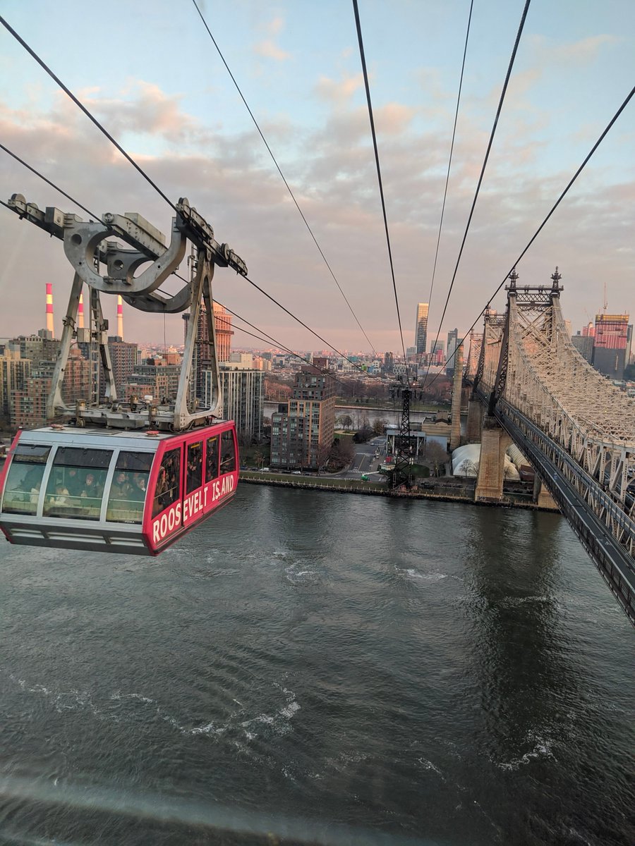 Facundo_Noya's tweet photo. NYC tiene un teleférico a pesar de que no tiene montañas 😂. 

Sirve para conectar Manhattan con Roosvelt island. Hermosa experiencia para quien ande por la ciudad! https://t.co/Ox4OHwy2DP