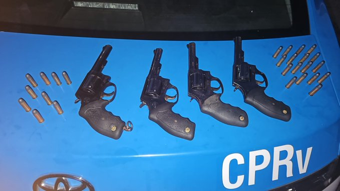 PMERJ's tweet photo. Quatro revólveres furtados da agência da Caixa Econômica Federal do bairro Cavaleiros, localizado em Macaé, foram recuperados por policiais militares do #CTRv na RJ-106, na altura de Cabiúnas, em Macaé. Durante a ação, um criminoso foi preso e um veículo clonado foi apreendido. https://t.co/SmhTZkz7w8