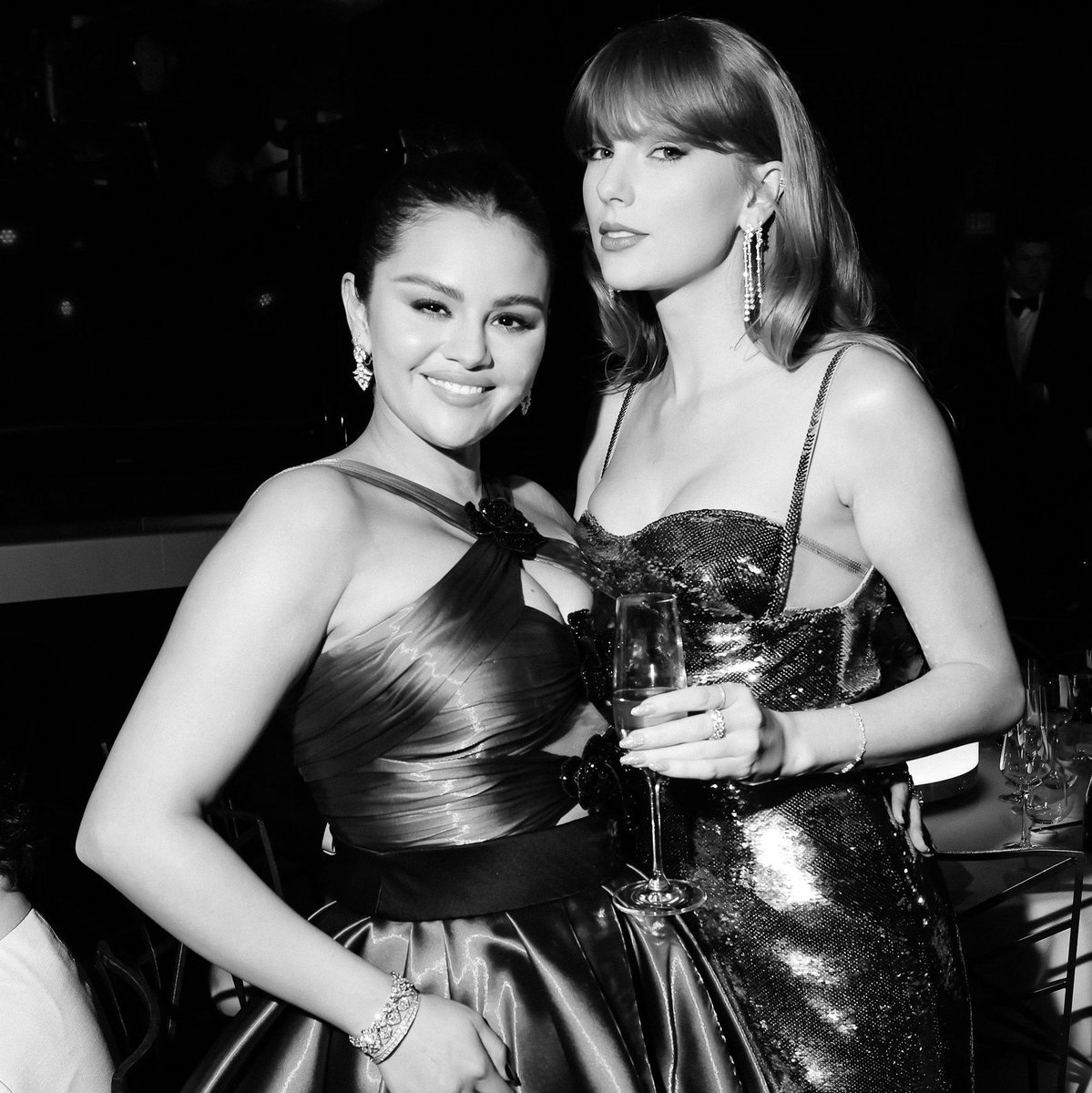 GeekZoneGZ's tweet photo. 📸 | Taylor Swift y Selena Gomez en los #GoldenGlobes2024. #GoldenGlobes https://t.co/MtKEJv6NcL