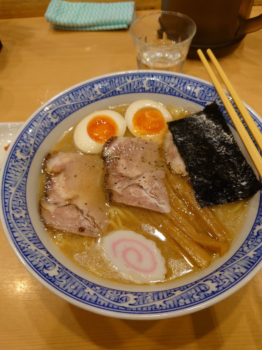 久しぶりのラーメン青葉へ😄

柚子唐辛子のトッピングが
いい感じ✨

魚介スープ苦手だったけど
このラーメンは旨い👍

#青葉
#ららぽーと