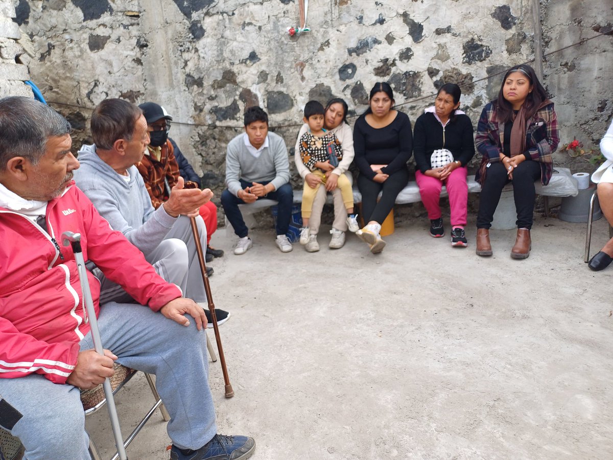 AnaisBurgosH's tweet photo. Este domingo platicando con vecinas y vecinos de Caserío de Cortés en #Tezompa, escuchando de primera mano las necesidades y preocupaciones de nuestras comunidades.
Es fundamental entender y trabajar juntos por un #MunicipioDeBiestar.
#AnaisBurgosDiputada https://t.co/OCpR0zzyhZ