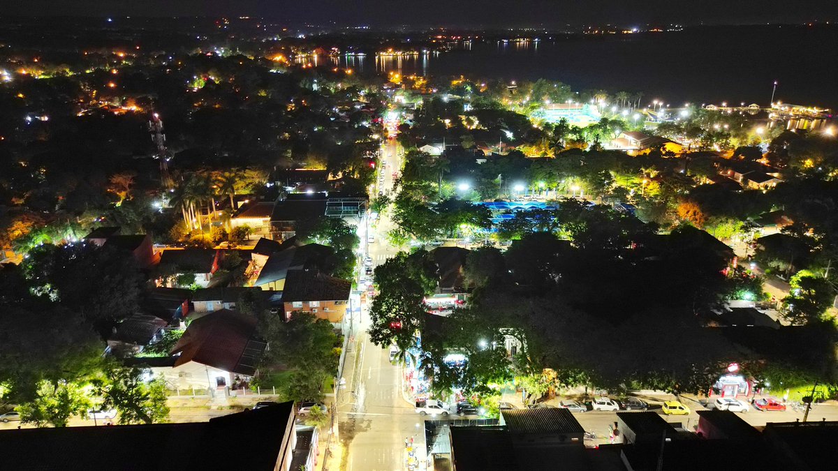 SantiPenap's tweet photo. Inauguramos obras de iluminación con tecnología led y mejoras del sistema de distribución eléctrica dentro del casco histórico de San Bernardino. ¡Seguimos trabajando por un Paraguay que va hacia adelante! #GobiernoDelParaguay https://t.co/CUjRjeRY4r