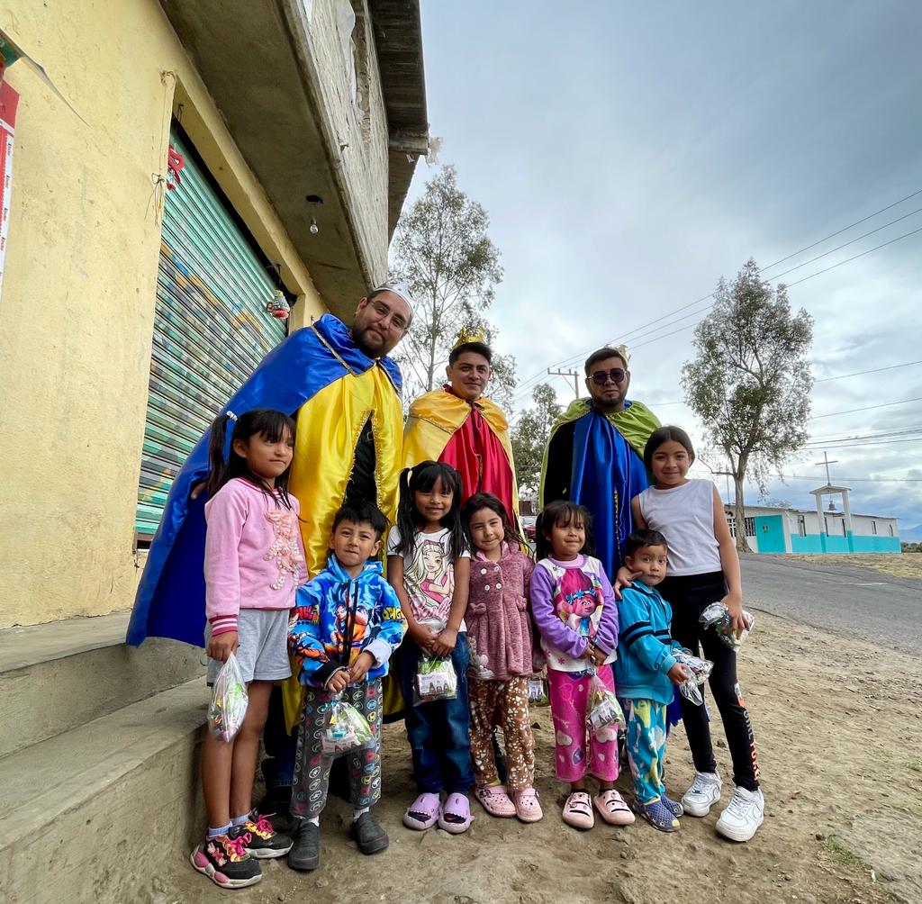 AnaisBurgosH's tweet photo. Junto a los #ReyesMagos llevamos sonrisas y felicidad al corazón de la comunidad de #Caserío en #Tezompa.
Entregamos juguetes y compartimos momentos llenos de alegría con todos los niños y niñas.
#AnaisBurgosDiputada
#LegislarParaTransformar https://t.co/L4GfByB28z