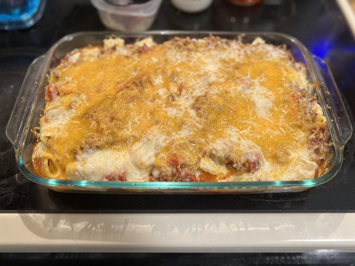 jeminijada's tweet photo. Baked Ziti w/ a side of Caesar for dinner tonite…friends did I eat? https://t.co/IMwVsTqtYu