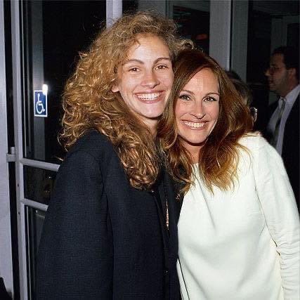 Hawtlyrics's tweet photo. She stole her mom’s whole face!  Photo via #CelebrityHouse #JuliaRoberts #HazelRoberts #RedCarpetPremier https://t.co/QjK7ZZjOlp